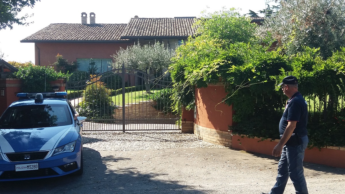 Orrore a Lanciano, rapina in villa: medico picchiato e lobo tagliato alla moglie