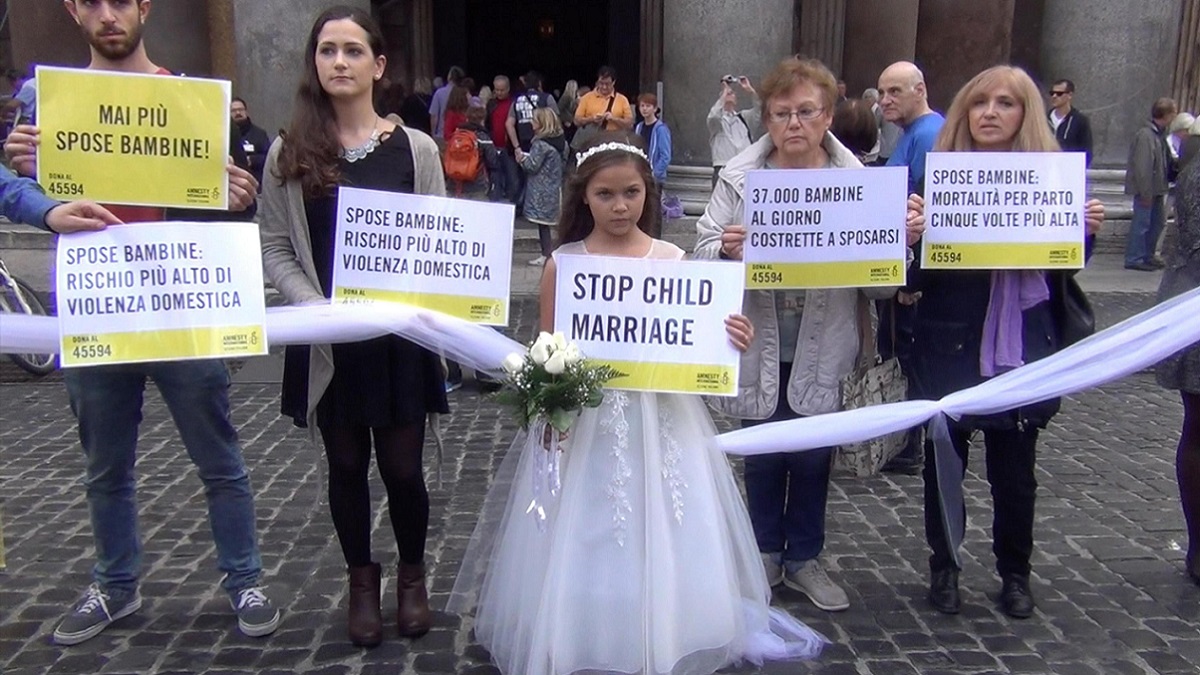 Promessa sposa a 10 anni: padre indagato per maltrattamenti