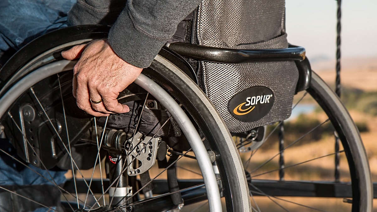 Disabile usa la carrozzina come arma per investire due anziane alla fermata dell’autobus