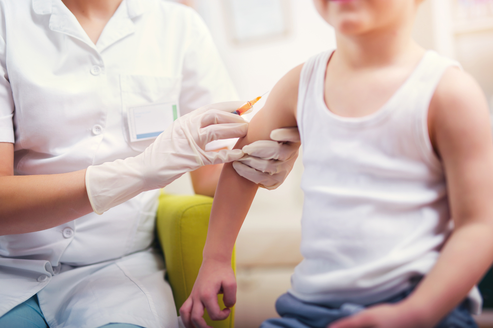 Bambino di 4 anni non vaccinato viene messo in un’aula da solo: i genitori fanno un esposto in procura