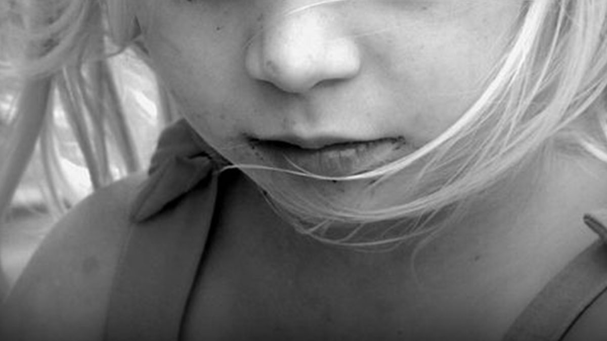 Bimba di 10 anni stuprata dal patrigno, resta incinta: la madre sapeva