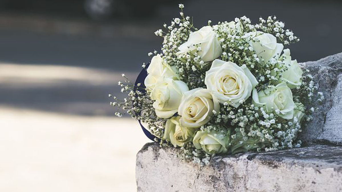 Accoltellata da uno sconosciuto prima delle nozze, verrà seppellita con l’abito da sposa