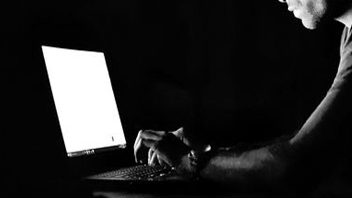 Accetta proposta di lavoro su Facebook: violentata da un 39enne