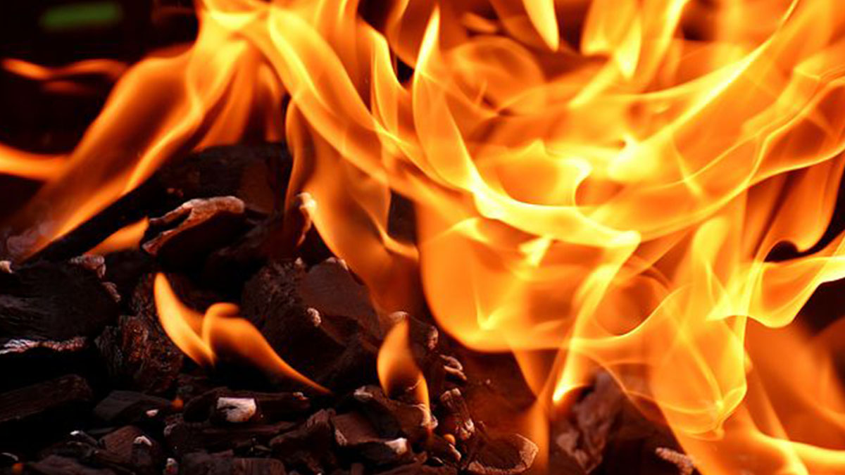 Dà fuoco alla moglie e la lascia con la figlia di 4 anni e 2 milioni di debiti