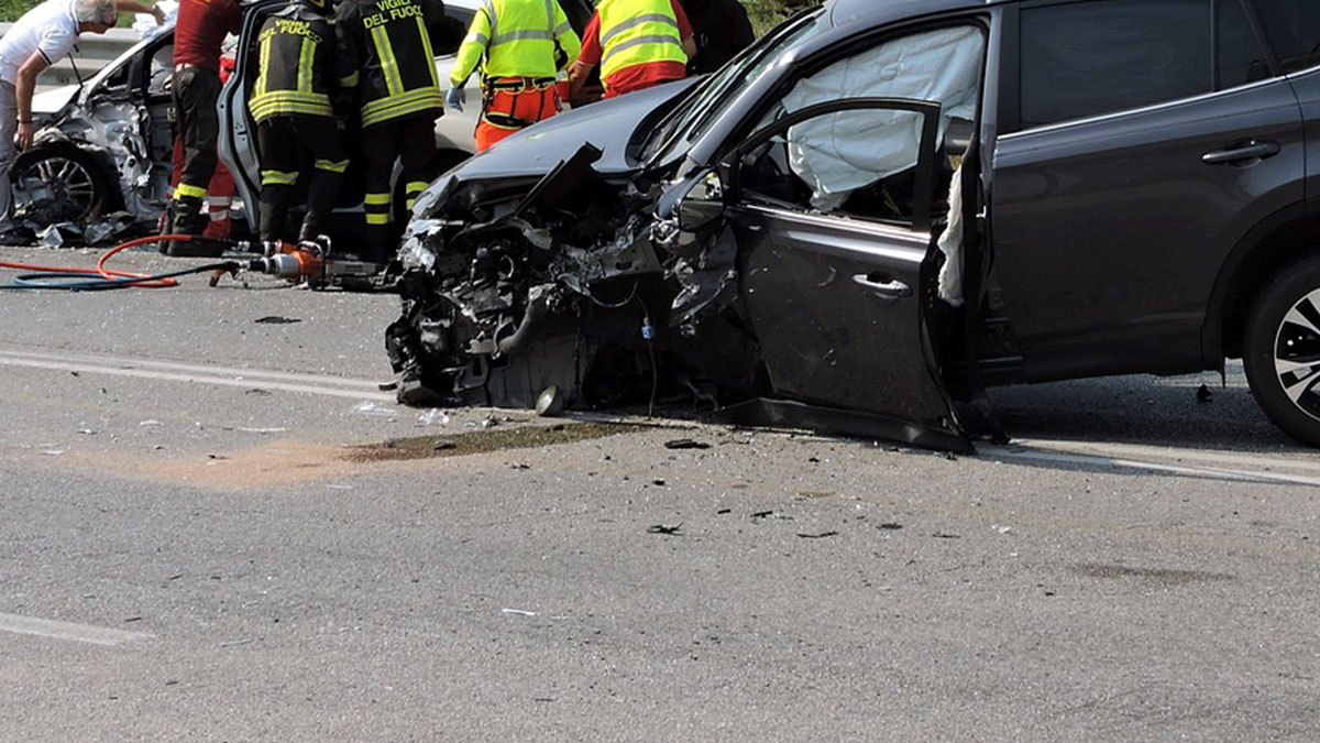 Tragedia sull’A8: scende dall’auto per salvare le figlie, muore travolta davanti ai loro occhi