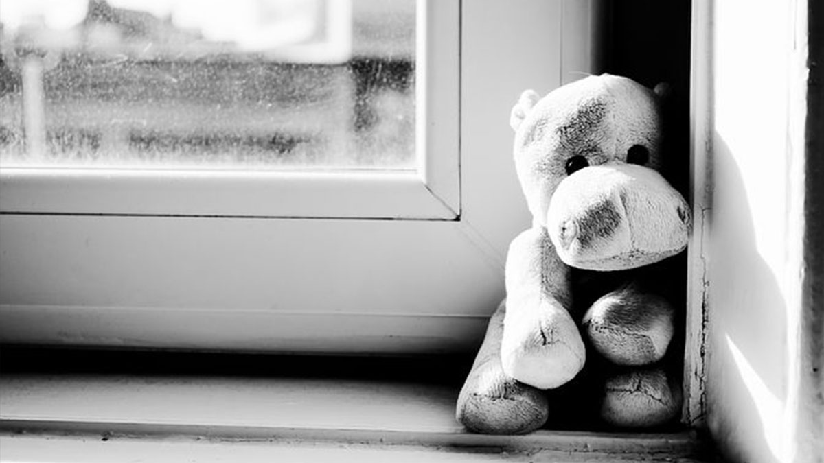 Bambino penzola da un davanzale al decimo piano: il vicino eroe lo salva