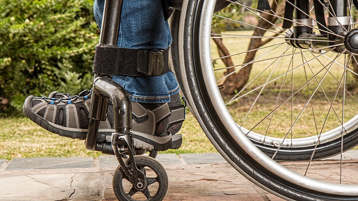 Bimba di 6 anni si prende cura del padre disabile: la moglie è scappata