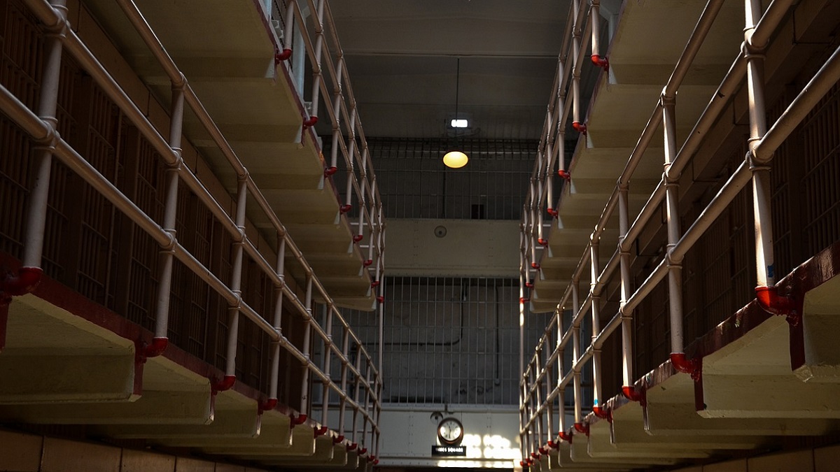 Costretta a girare nuda in carcere: si suicida a 21 anni