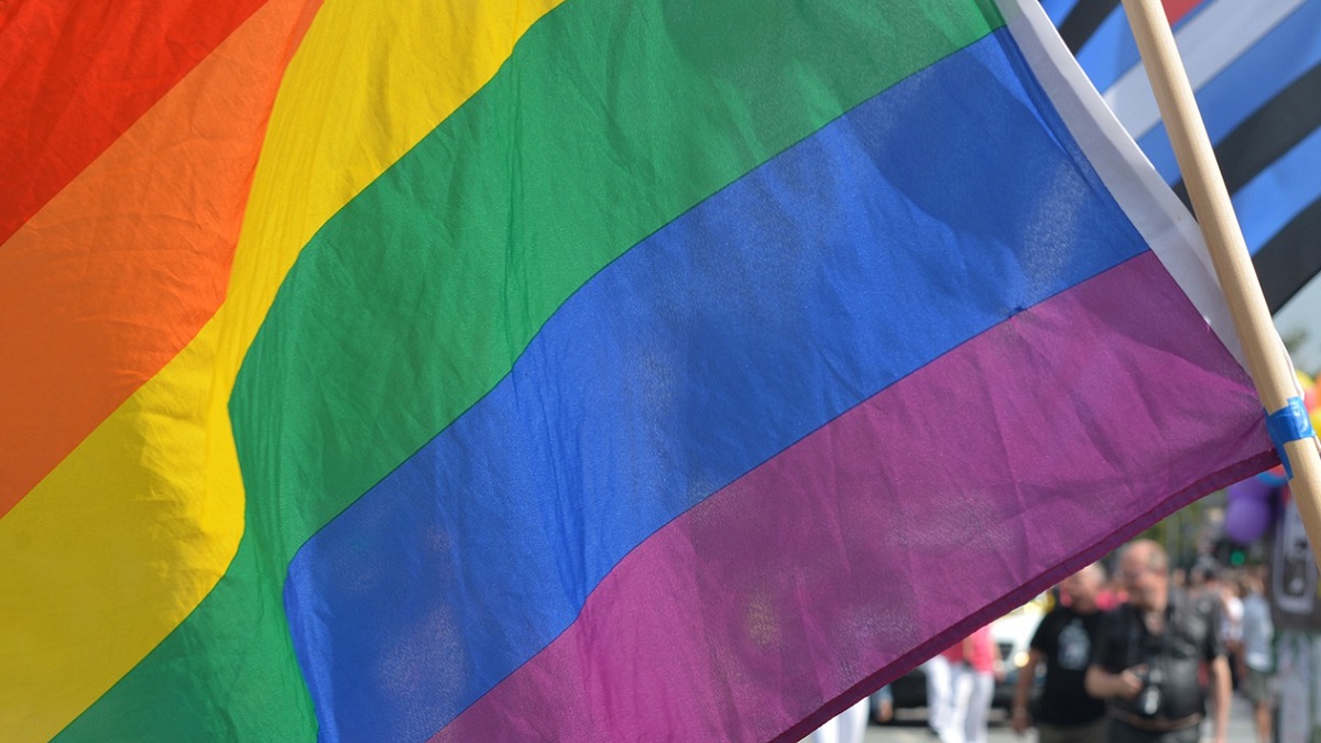 Piacenza, ragazzo insultato e licenziato: ‘Se è vero che sei gay ti investo con il muletto’