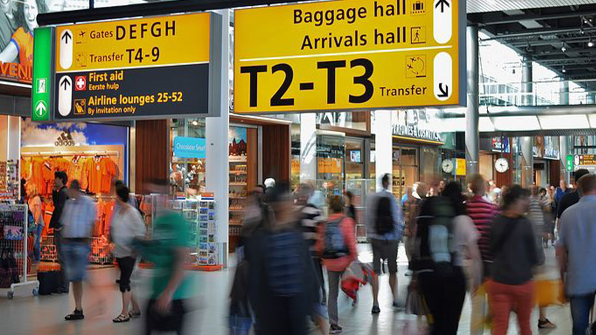 Bimba di 5 anni dimenticata dalla famiglia in aeroporto