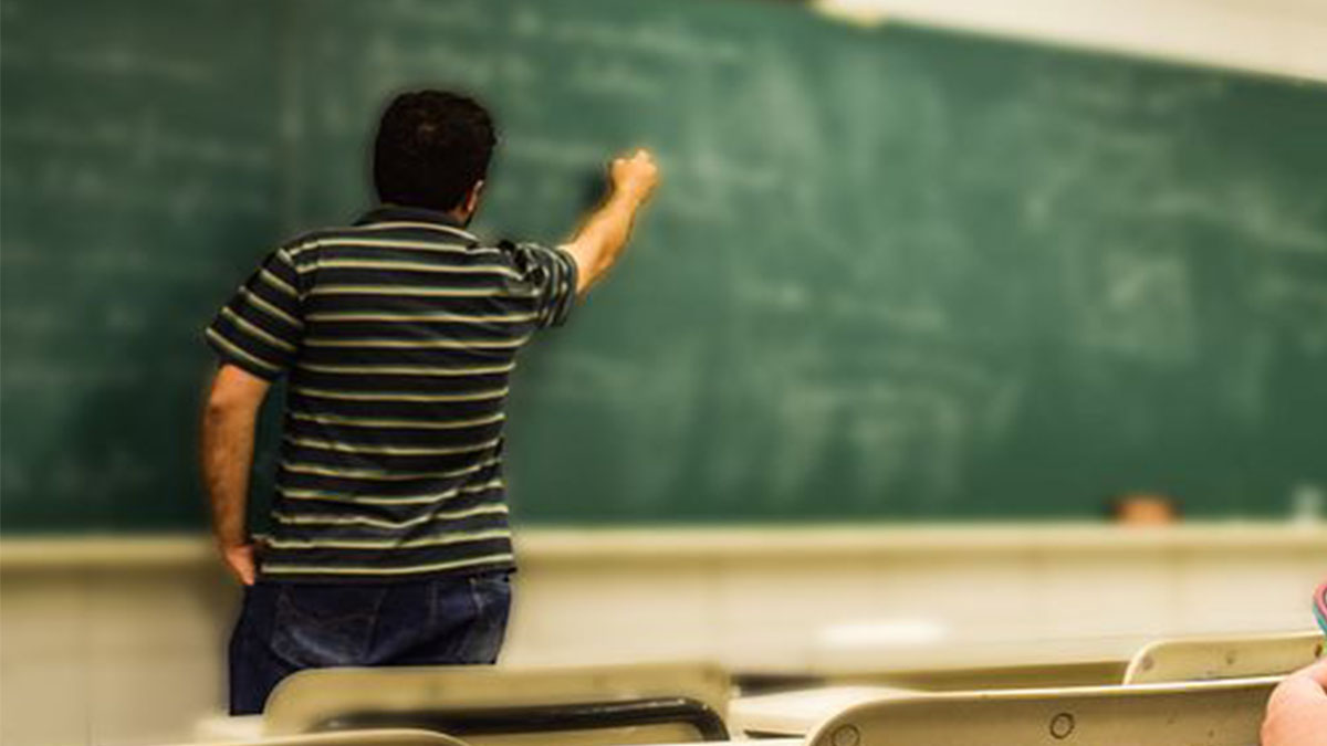 Maestra invita gli alunni a sputare sul compagno: ‘Era un metodo educativo’