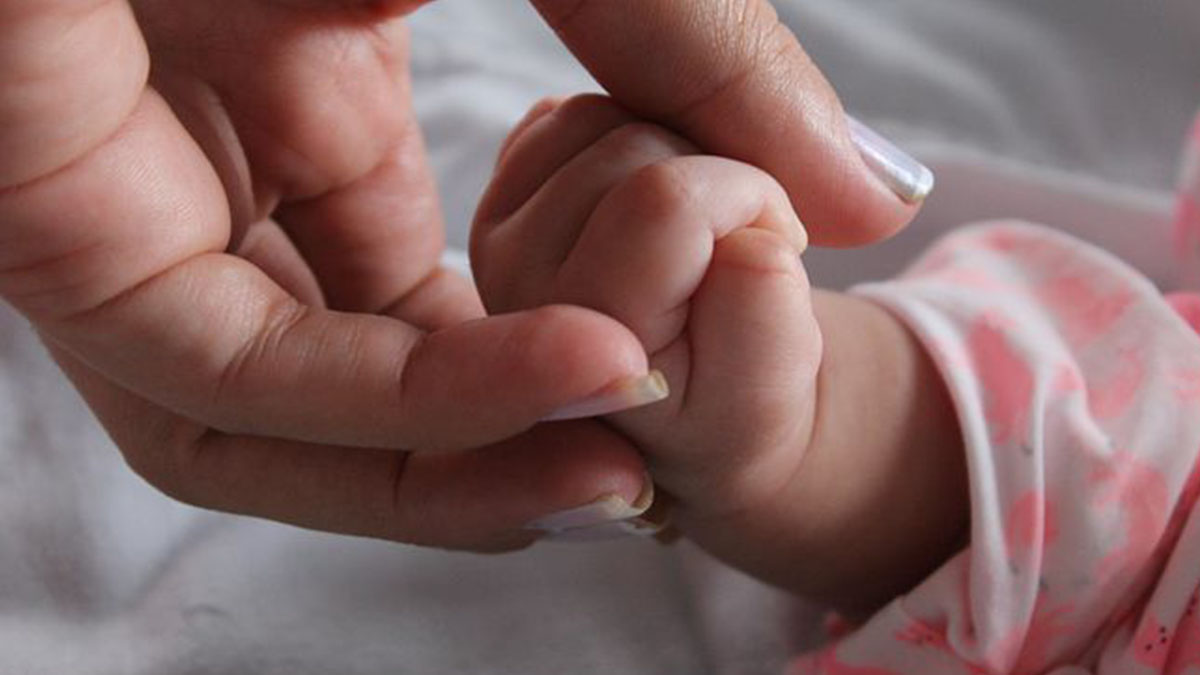 Bimba nasce morta, i genitori la tengono in braccio straziati: ‘Non riusciamo a tagliare il cordone’