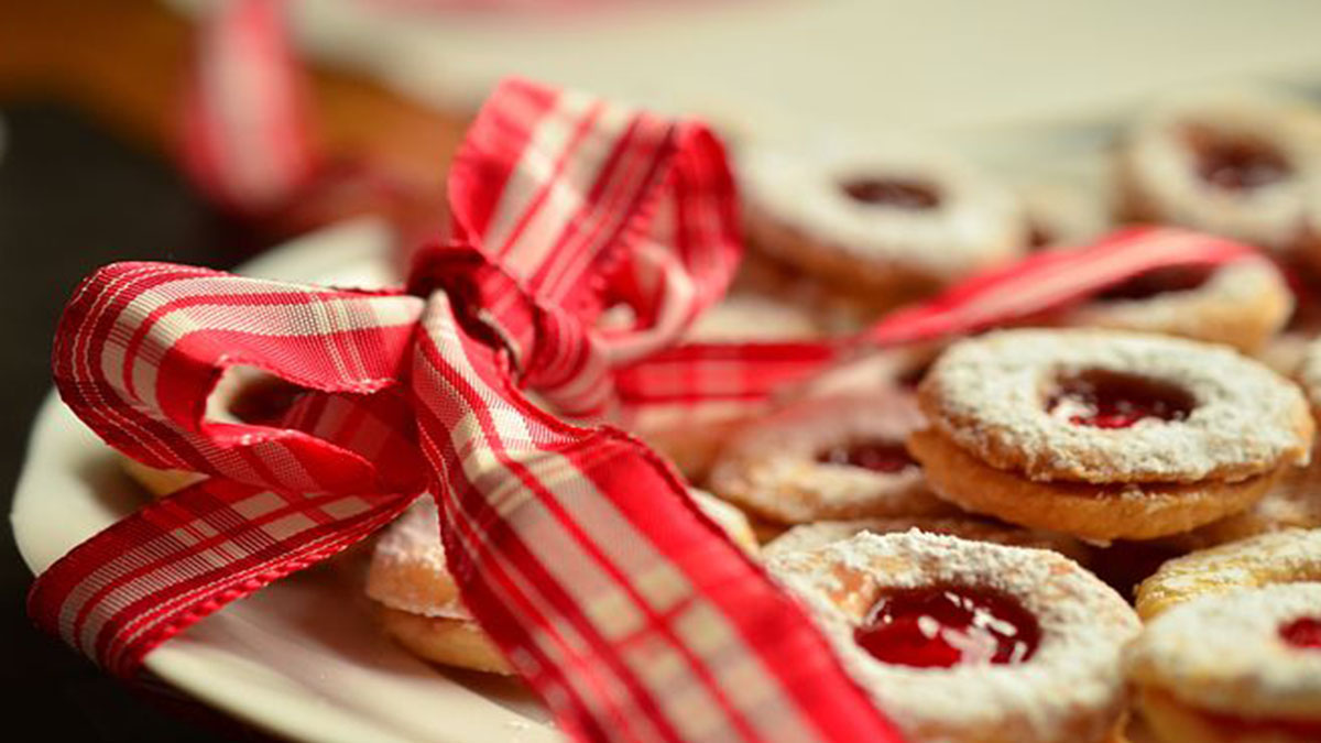 Offre biscotti fatti in casa ai compagni di scuola: dentro le ceneri della nonna