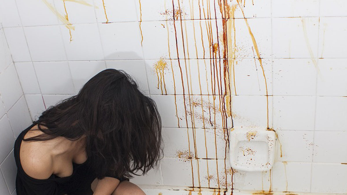 Madre accoltellata dal figlio di 2 anni: istigato dal padre a torturarla