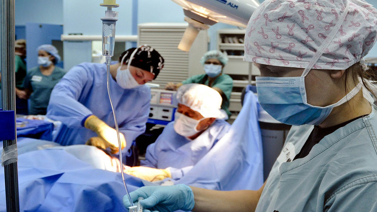 Milano, intervento di correzione della spina bifida in utero: è il primo in Europa