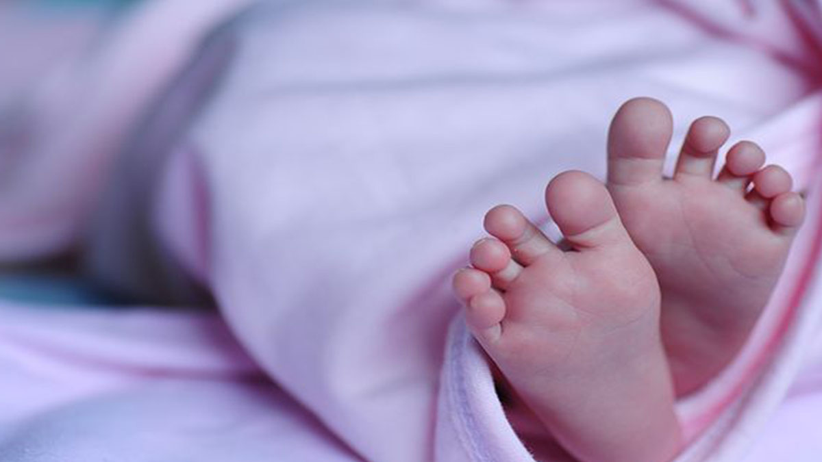 Violentò la figlia neonata e la schiacciò con il suo peso: condannato a 240 anni