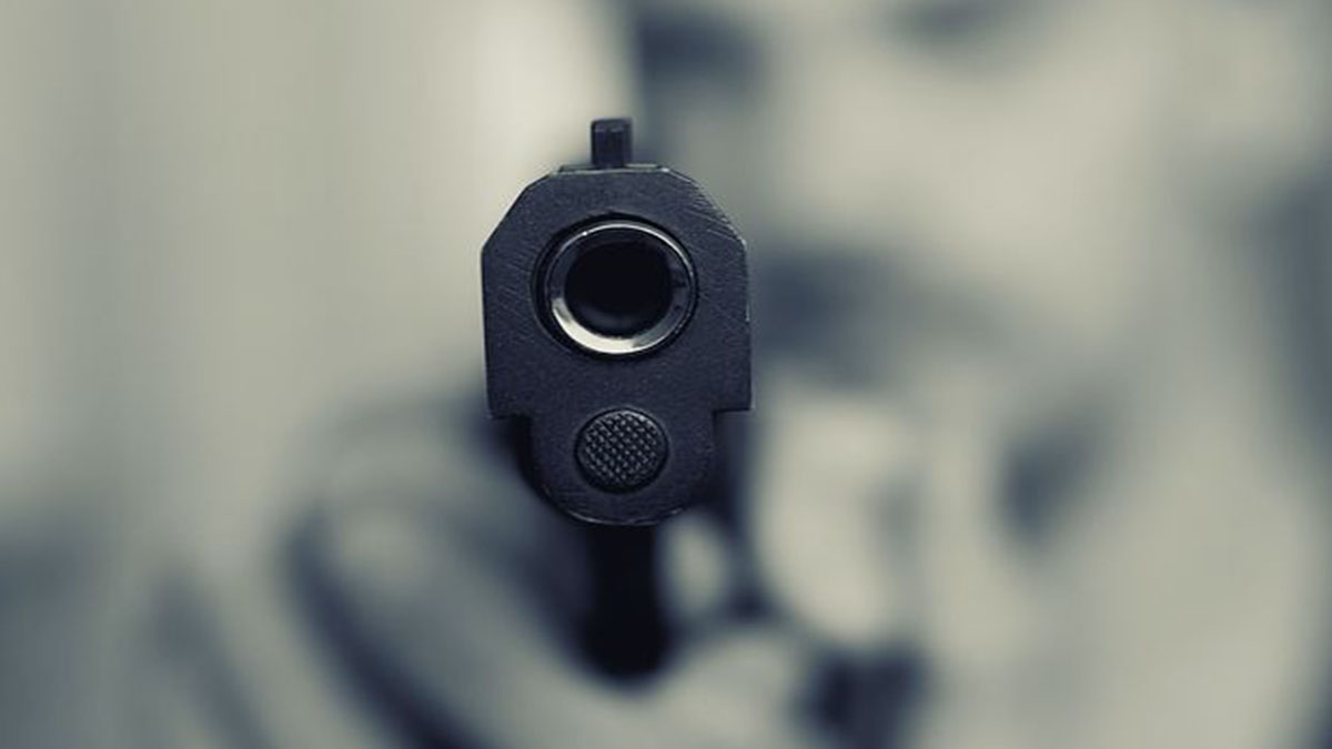 Bulli puntano la pistola in testa a un 13enne: indignazione dopo video virale