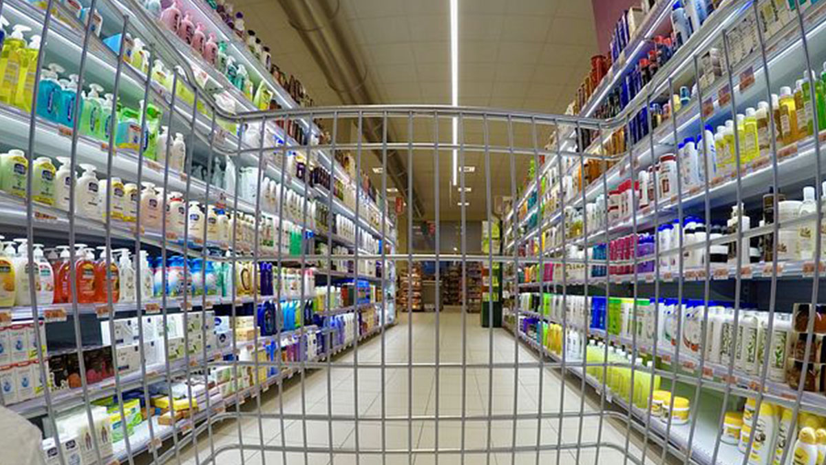 Paura al supermercato: 54enne piazzava cibo per neonati avvelenato sugli scaffali