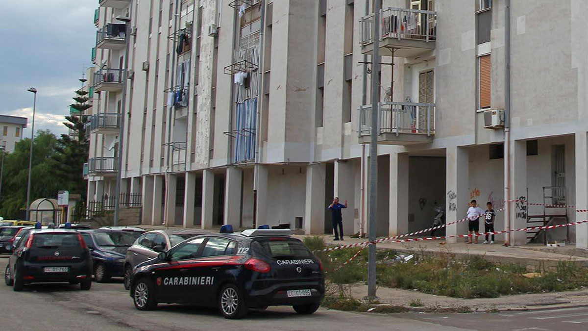 Taranto, padre lancia la figlia dal balcone: il legale rinuncia all’incarico per questioni etiche
