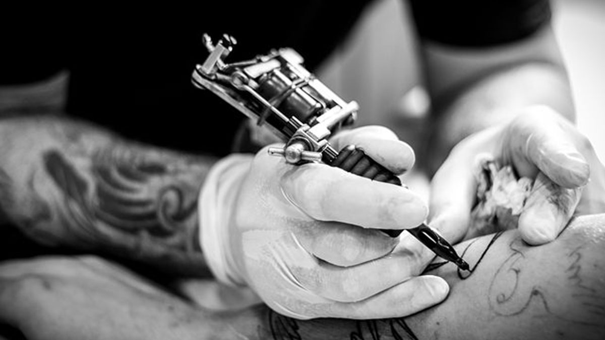 Fa un tatuaggio mentre è incinta: perde il bambino e resta paralizzata