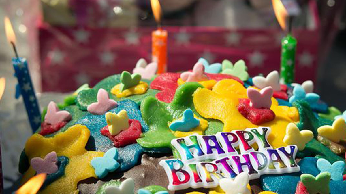 Invita gli amichetti al compleanno, nessuno si presenta: la foto commuove il mondo