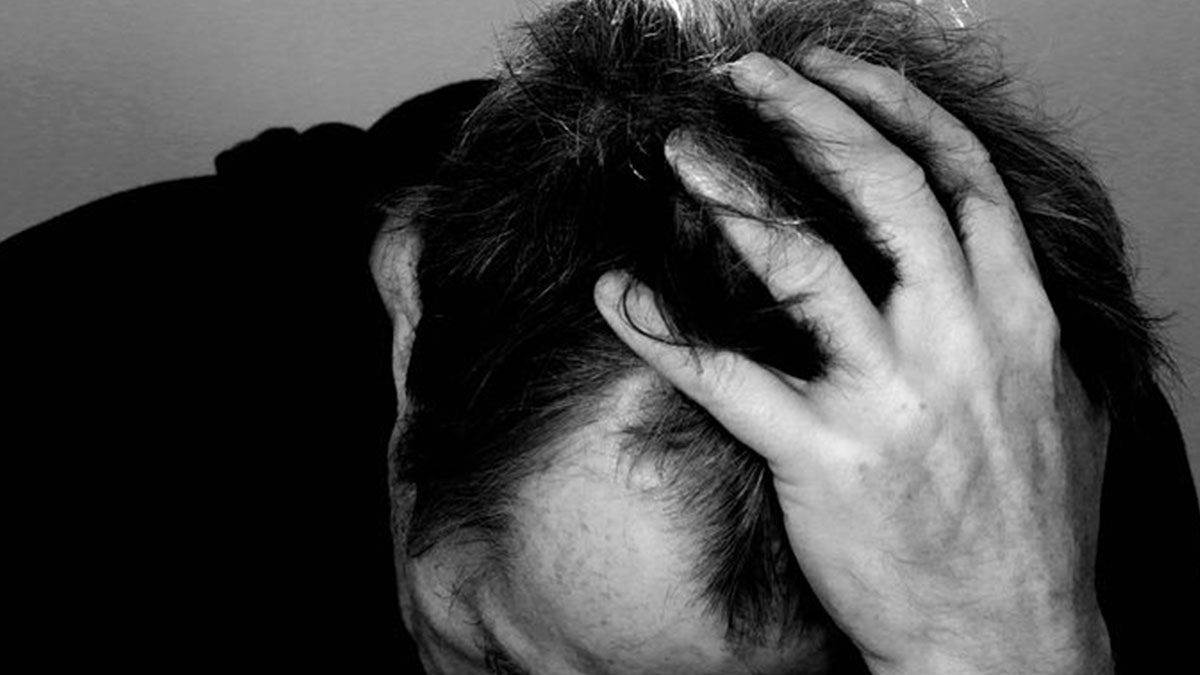 Lo crede morto e si uccide con i figli: il marito aveva finto per incassare l’assicurazione