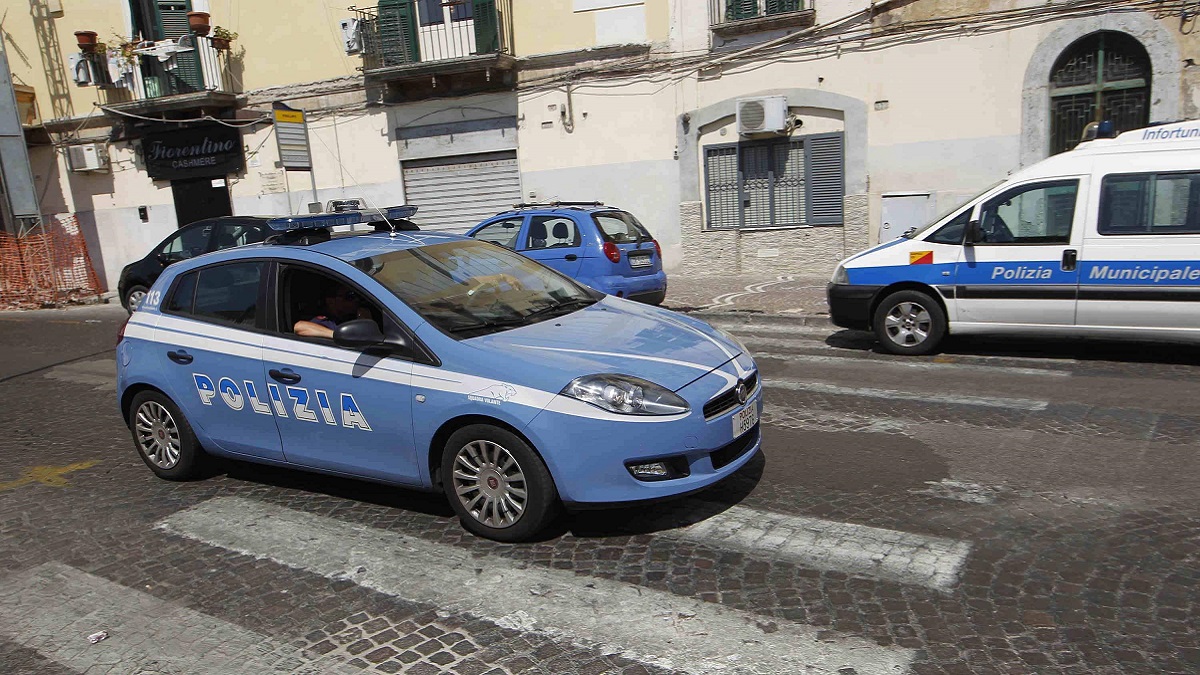 Lecce, 19enne aggredita in casa: tentano di spogliarla ma riesce a fuggire