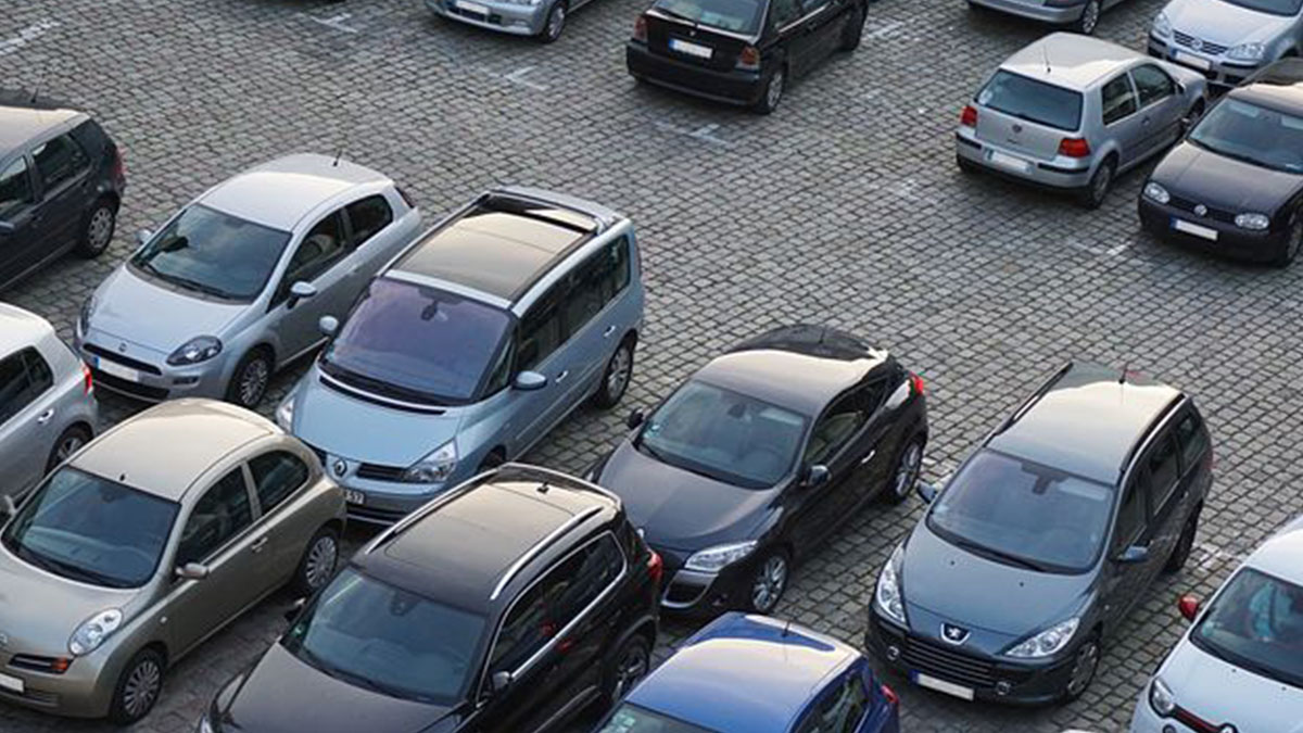 Papà lascia i figli di 6 e un anno in auto: la più grande strangola il fratellino
