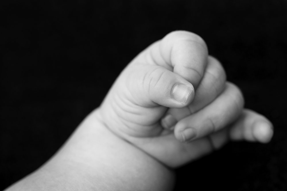Bambina di 10 anni uccide bimbo di 6 mesi con uno sgabello