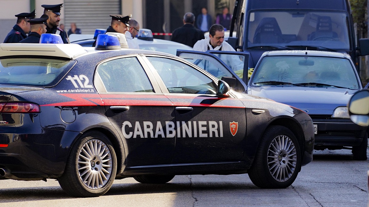 Donna di 36 anni precipita dal quarto piano e muore: fermato il compagno