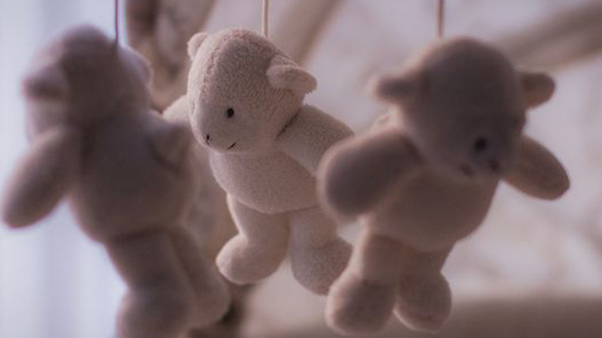Bimba uccisa dallo zio nella culla: il papà sente le urla attraverso il baby monitor