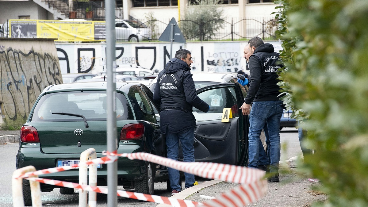 Agguato alla Magliana: davanti a un asilo sparano in testa a un uomo e fuggono in motorino