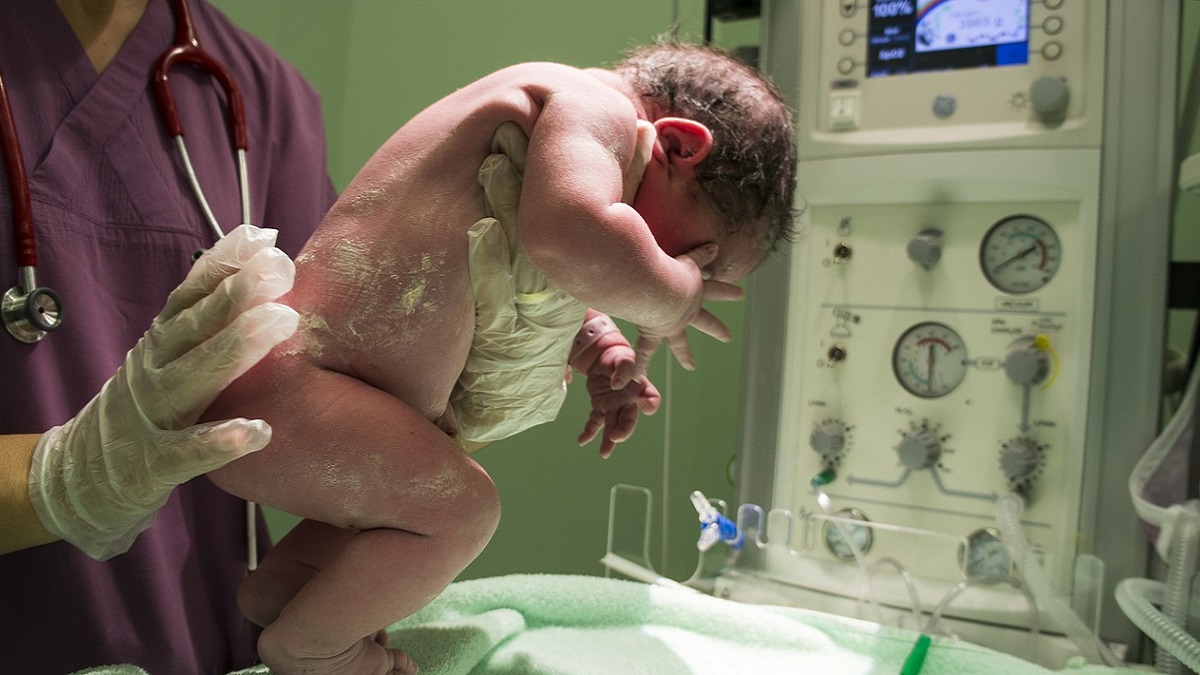India: ginecologo muore di infarto dopo aver salvato una neonata dal soffocamento