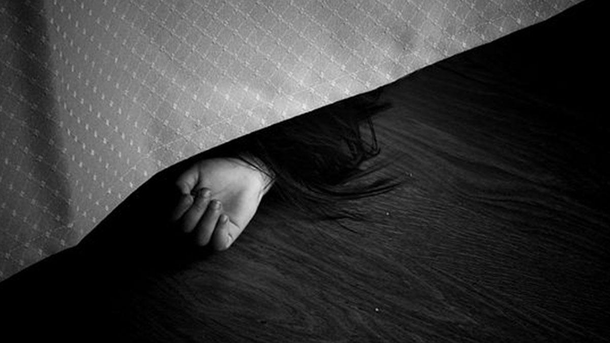 Uccisa dalle figlie di 12 e 14 anni, l’accusa: ‘L’hanno pugnalata alle spalle’