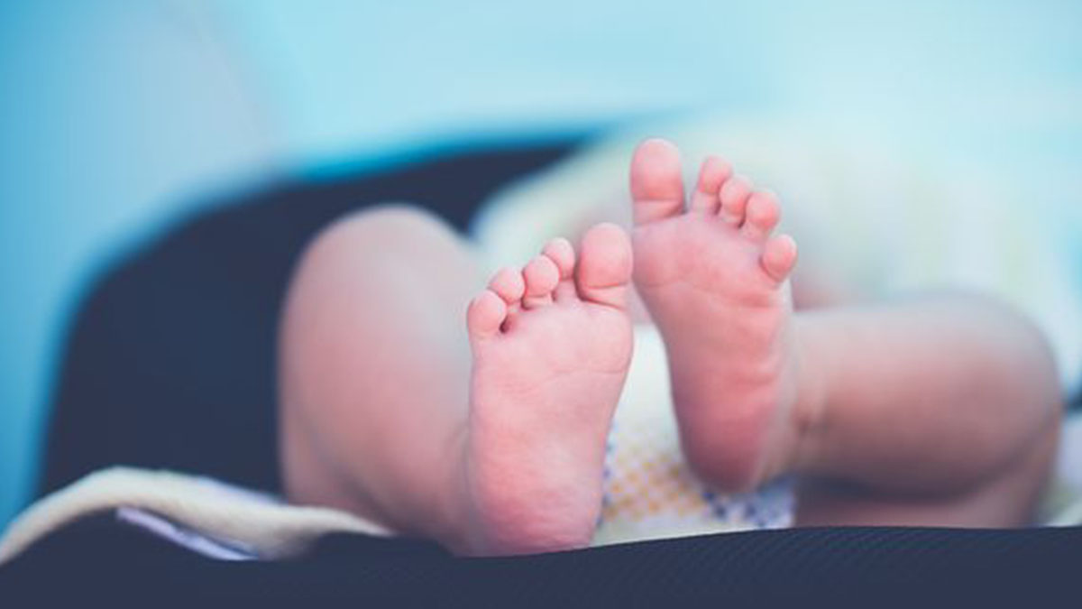 Babysitter uccide neonato di 2 mesi e lo riconsegna alla madre: ‘Sta dormendo’