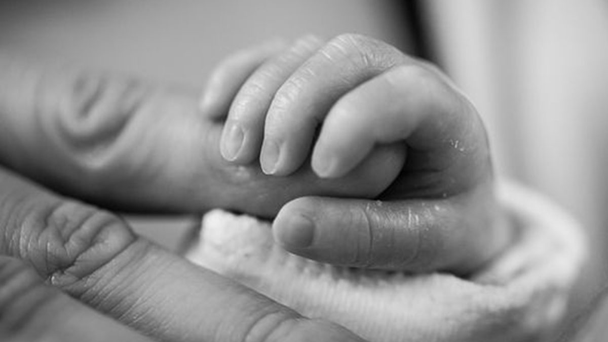 Madre rifiuta di vaccinare i figli e non usa i pannolini: bufera sui social