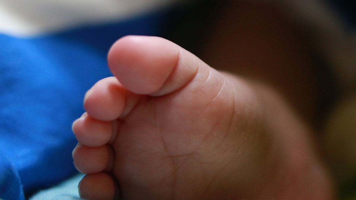 Madre uccide e brucia la figlia di 14 mesi per vendetta: il marito l’aveva tradita