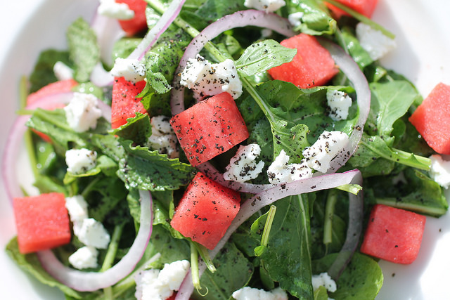 Insalata con anguria, cipolla rossa e ricotta