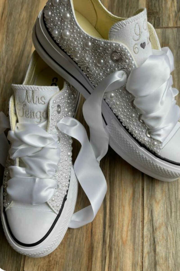 sneakers sposa bianche con lacci in raso e perle