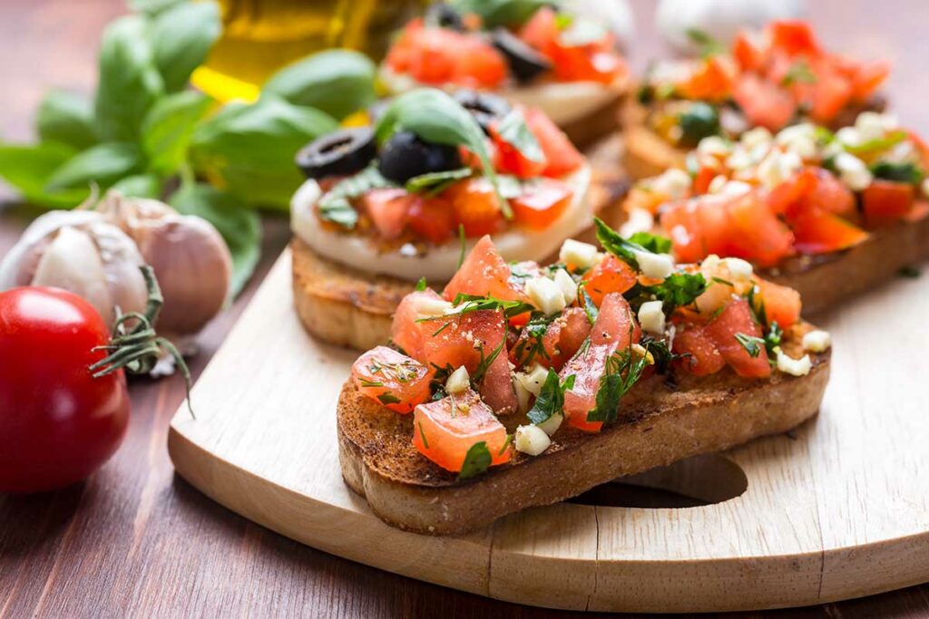 Bruschetta al pomodoro su tagliere in legno