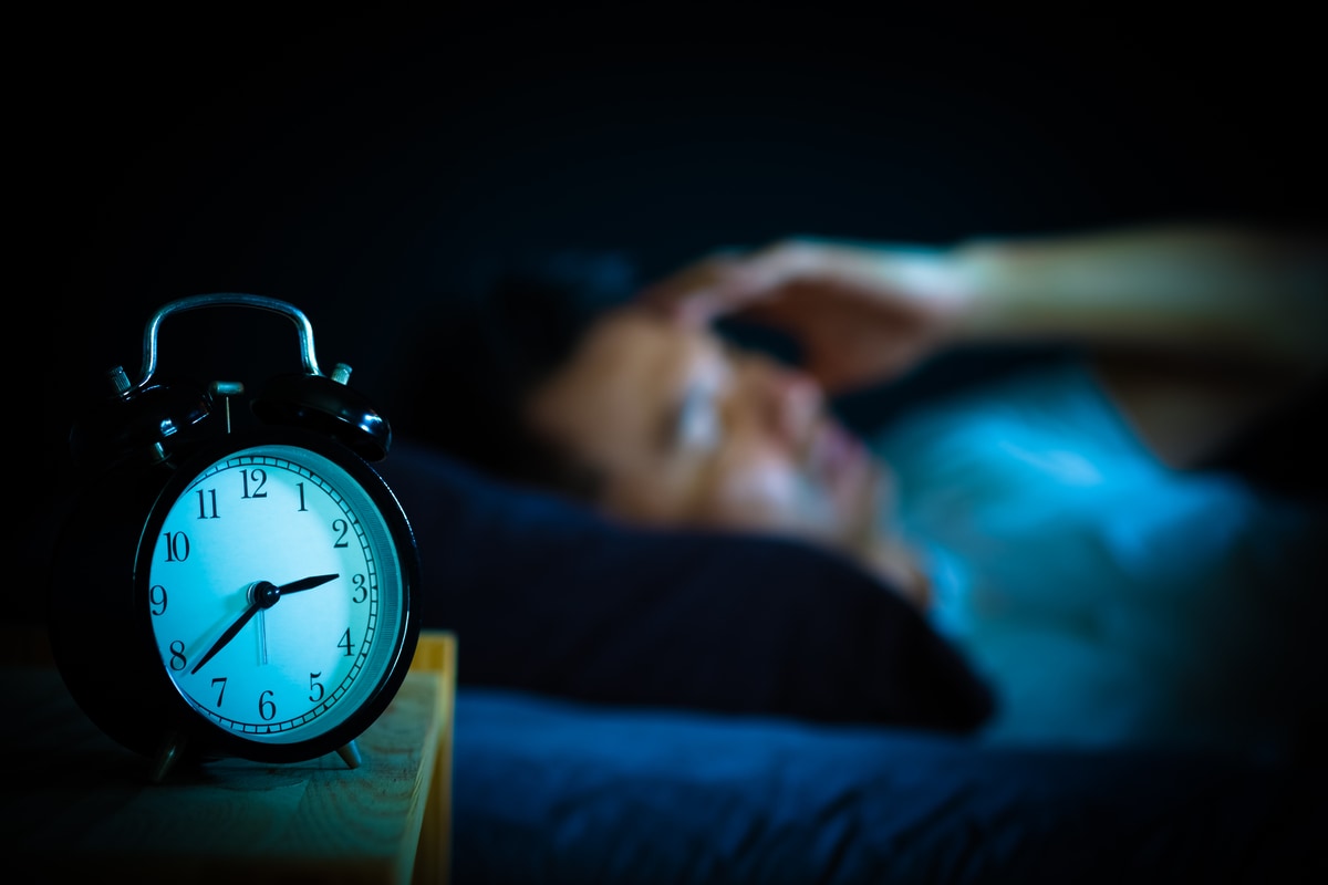 uomo con disturbi del sonno