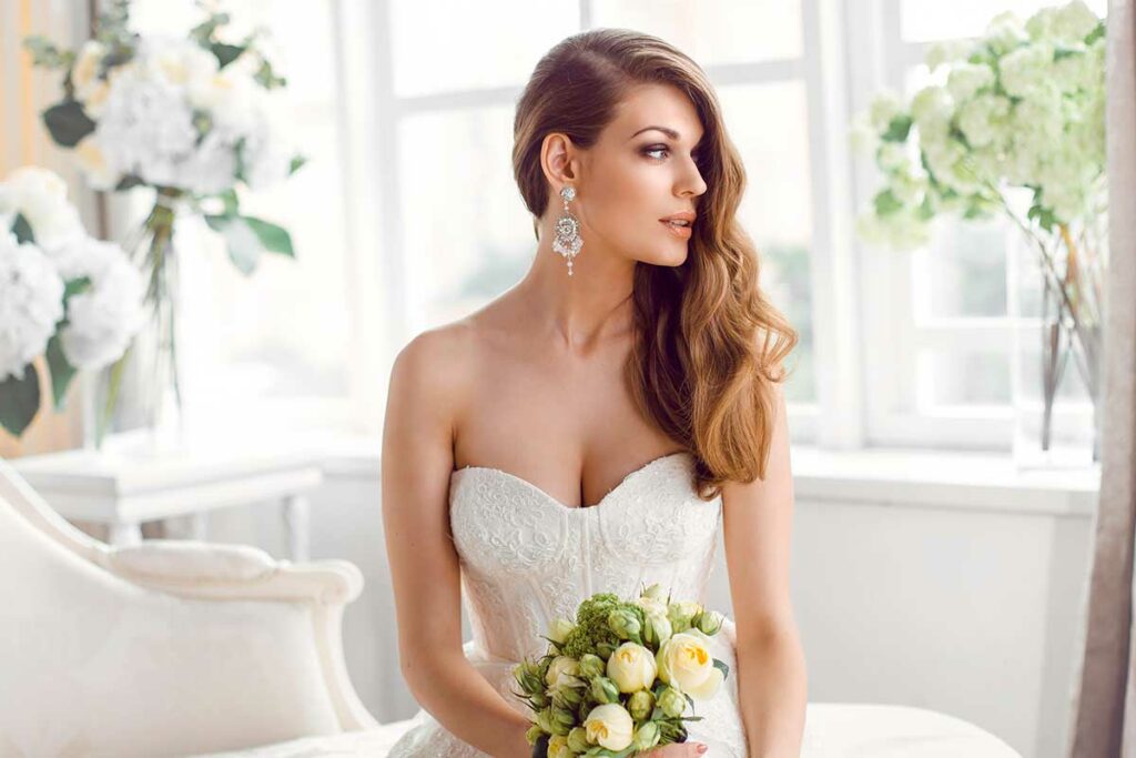 sposa con bouquet e scollo a cuore