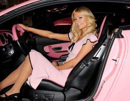 Auto di lusso: la Bentley rosa di Paris Hilton