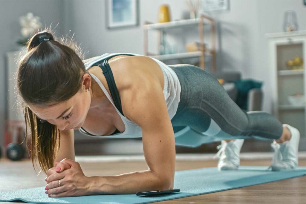 ragazza in plank