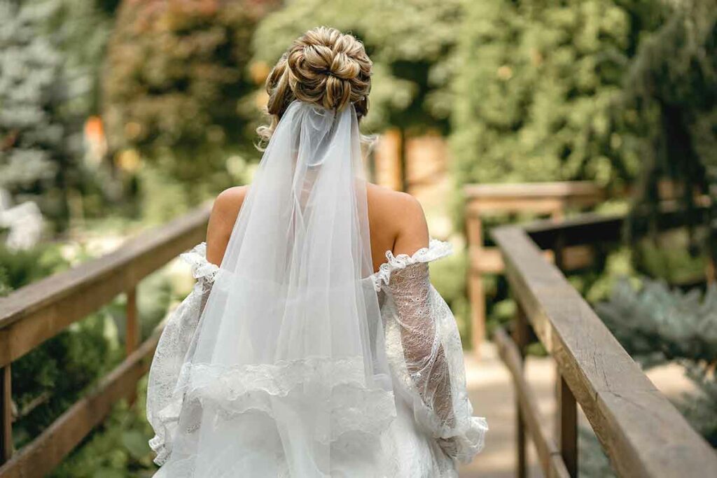 sposa con acconciatura e velo