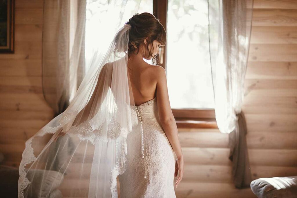 sposa di schiena con velo pizzo