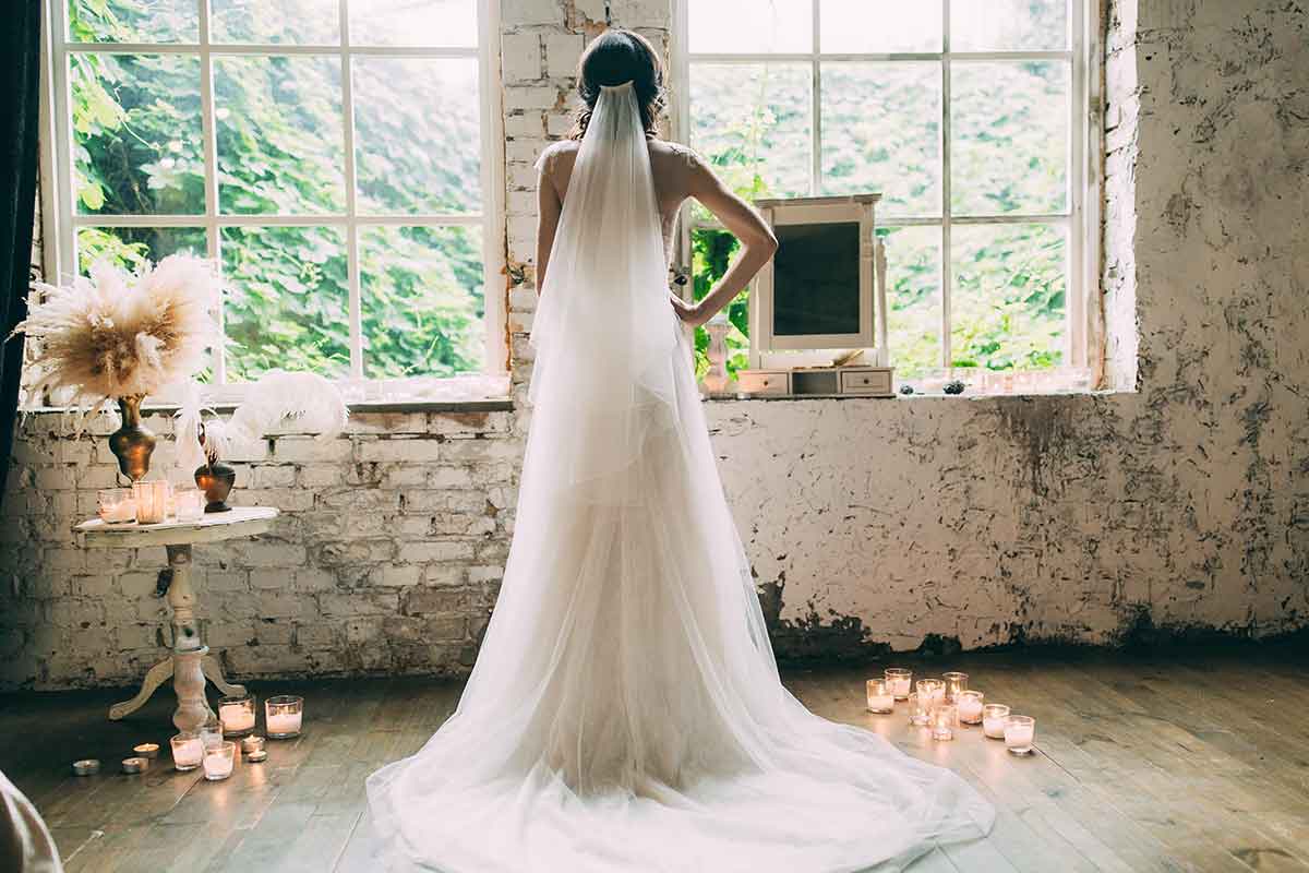 sposa di schiena con velo