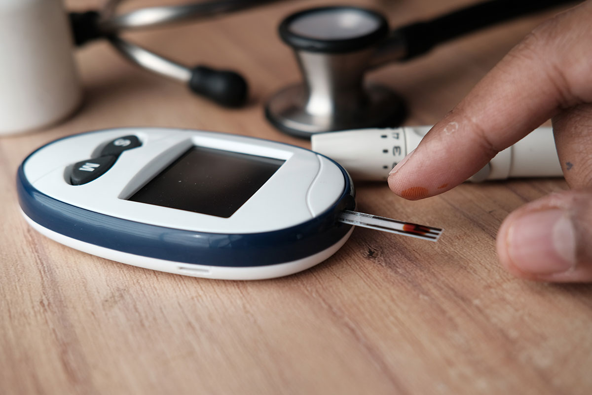 Glucometro che misura il valore degli zuccheri nel sangue