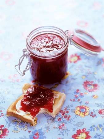 Marmellata di ciliegie e fragole