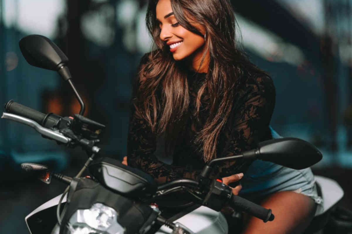 Ragazza in moto